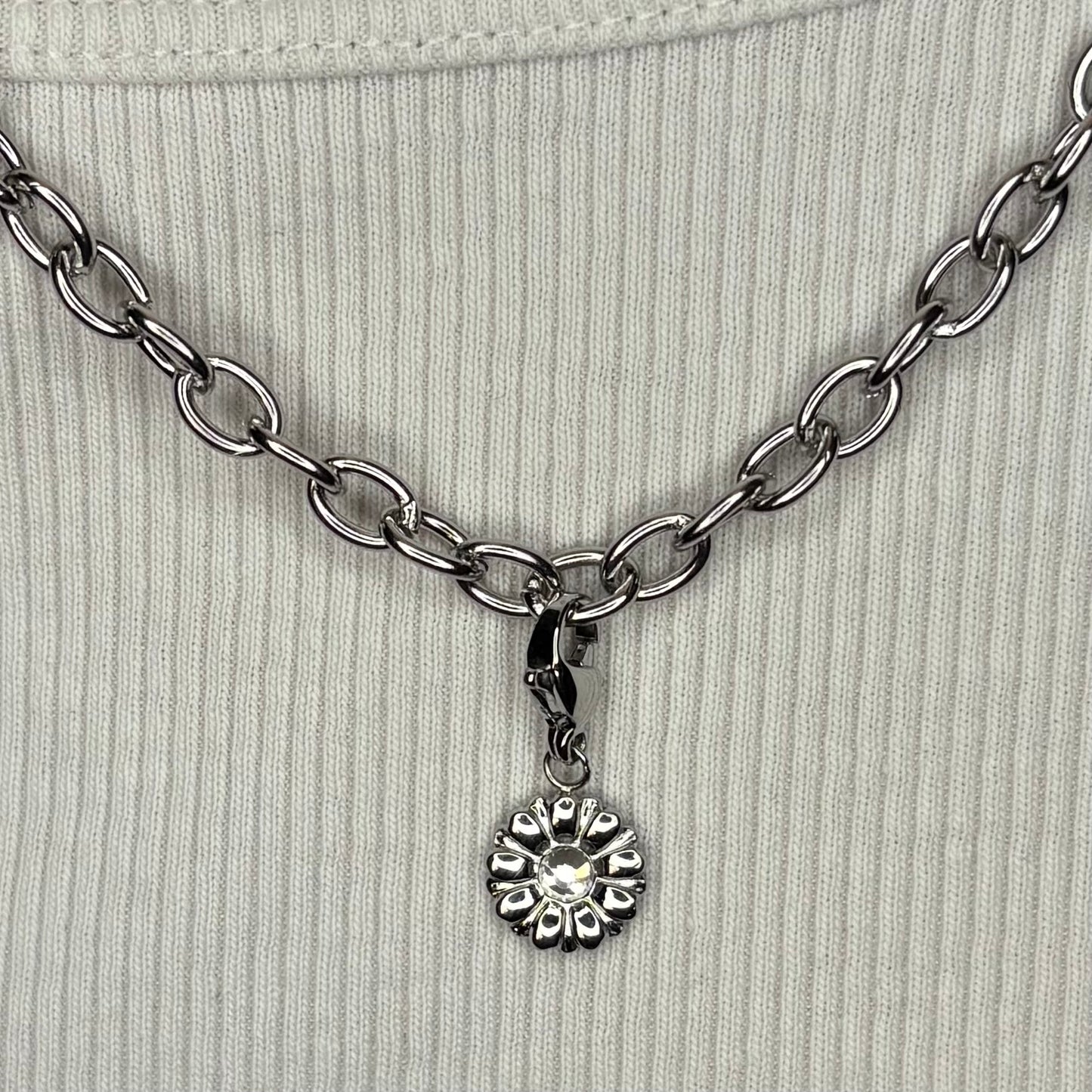 Charm Daisy (Clip)